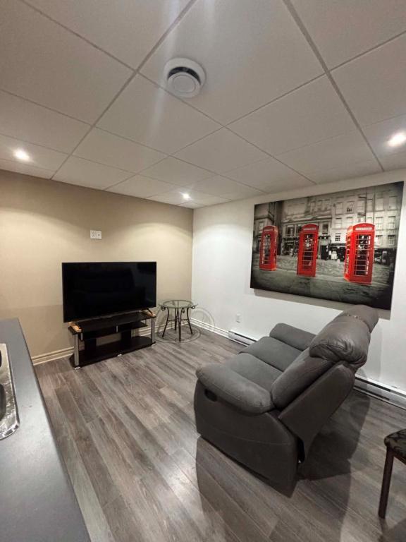 Chambre à louer (avec salon, espace pour cuisiner, salle à manger, salle de bain et espace semi meublé, entrée privée) — photo 3