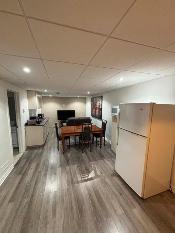 Chambre à louer (avec salon, espace pour cuisiner, salle à manger, salle de bain et espace semi meublé, entrée privée) — photo 1