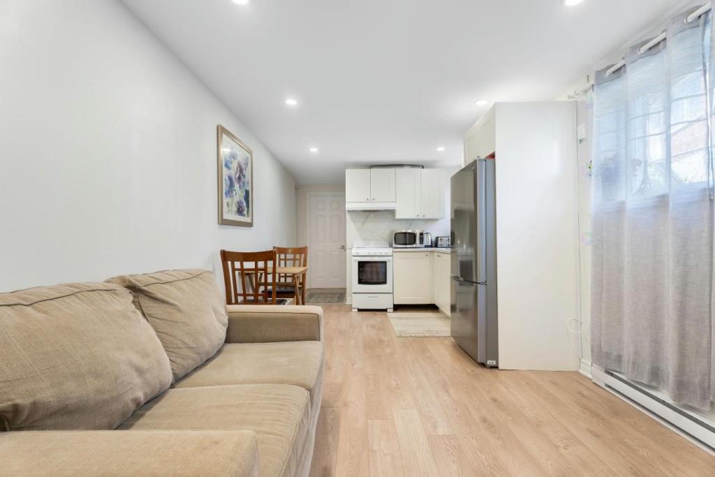 45e Avenue — photo 1