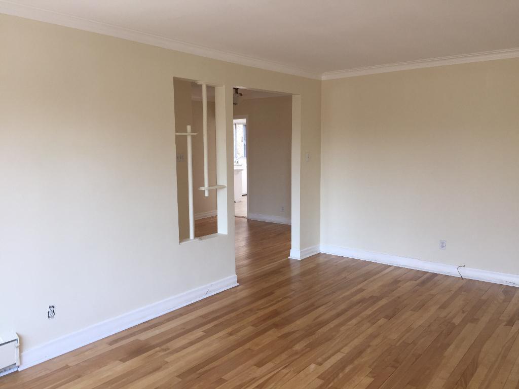 VILLE ST. LAURENT // 3 CHAMBRES // BRIGHT 6 1/2 Upper Duplex — photo 1