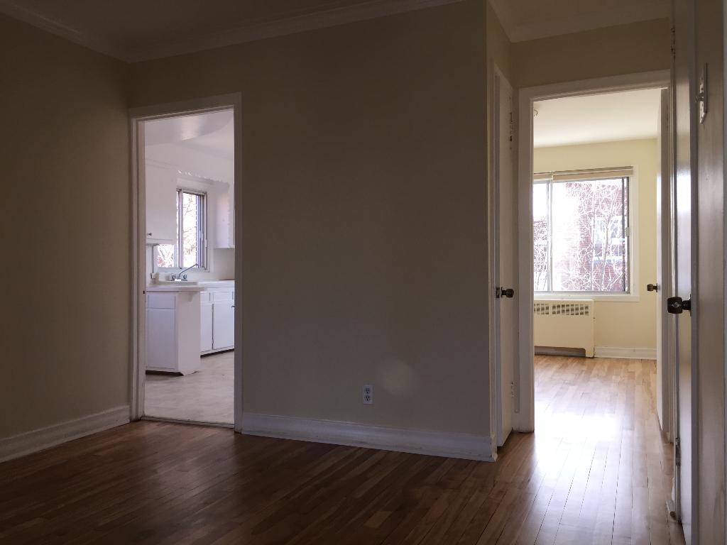 VILLE ST. LAURENT // 3 CHAMBRES // BRIGHT 6 1/2 Upper Duplex — photo 2