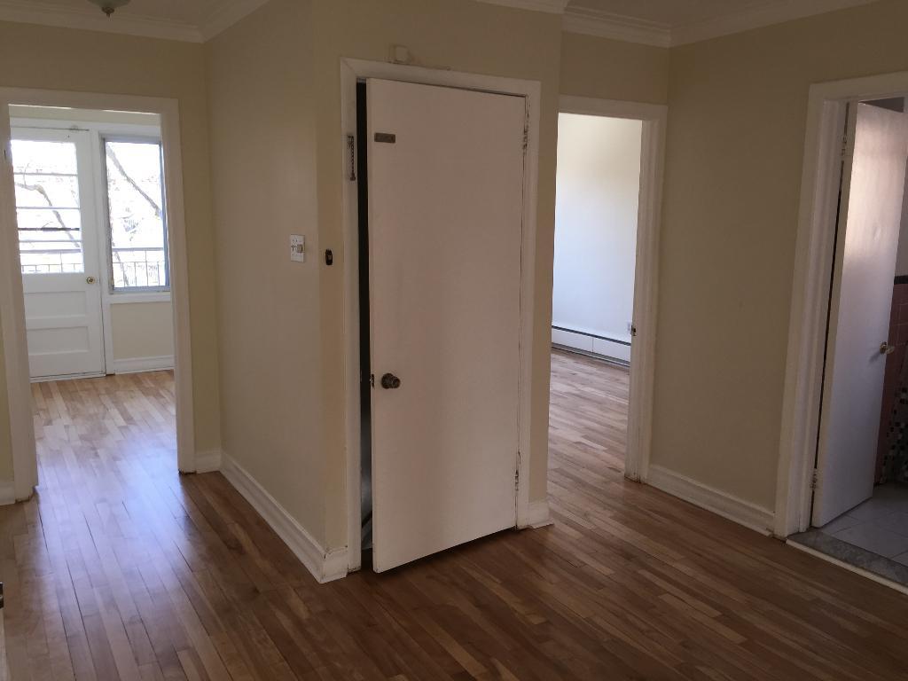 VILLE ST. LAURENT // 3 CHAMBRES // BRIGHT 6 1/2 Upper Duplex — photo 3