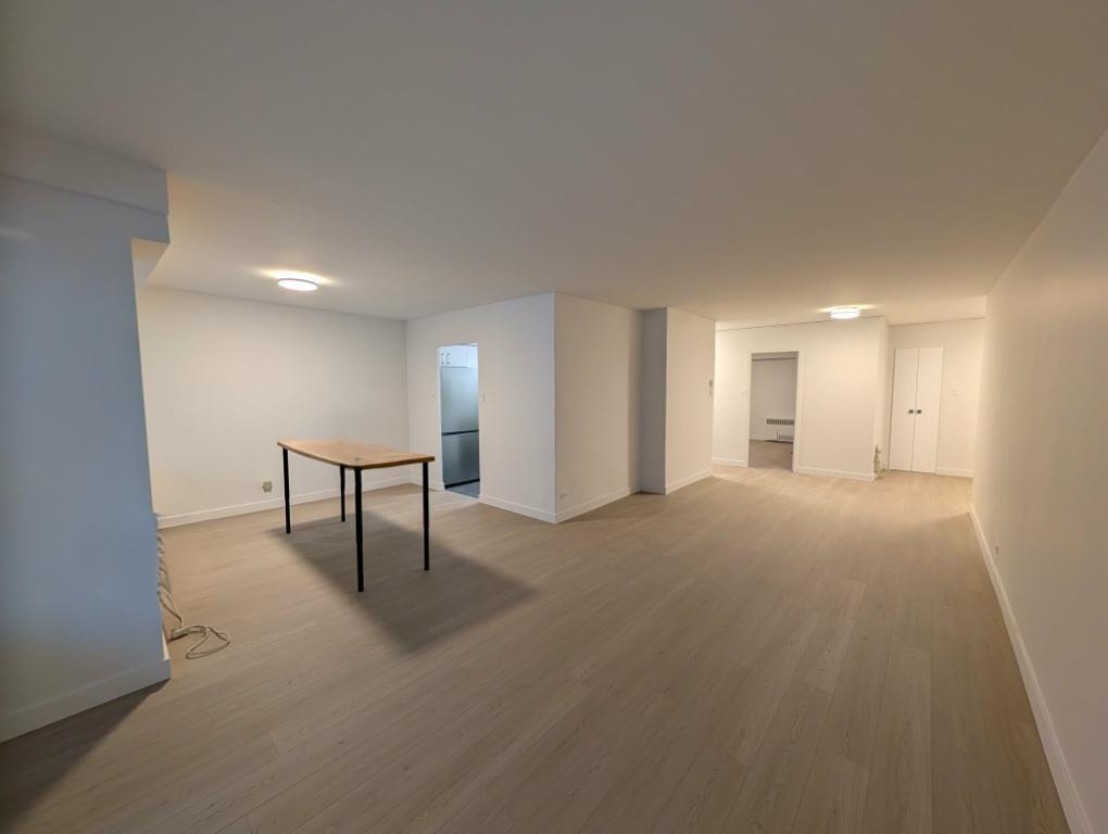 Newly renovated 5½ in Imperial House — 3 bedrooms, 2-bath (1 ensuite), new kitchen and floors, balcony, and family‑friendly amenities (Golden Sq Mile) 4