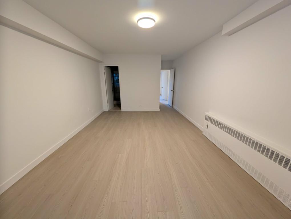 Newly renovated 5½ in Imperial House — 3 bedrooms, 2-bath (1 ensuite), new kitchen and floors, balcony, and family‑friendly amenities (Golden Sq Mile) 5