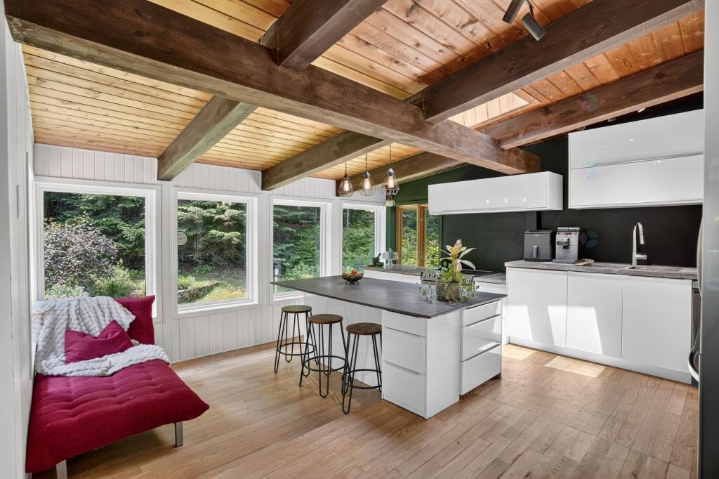 1041 Chemin St Lambert, Saint-Sauveur, QC, Canada — photo 3