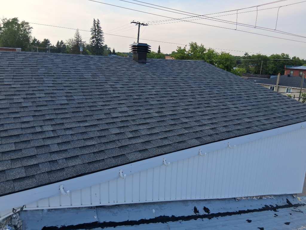 Immeuble commercial / Résidentielle       Potentiel d’optimisation – Emplacement stratégique dans la MRC de Pontiac — photo 1
