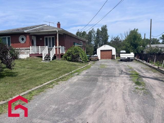 935 Rue des Des Carrières — photo 2