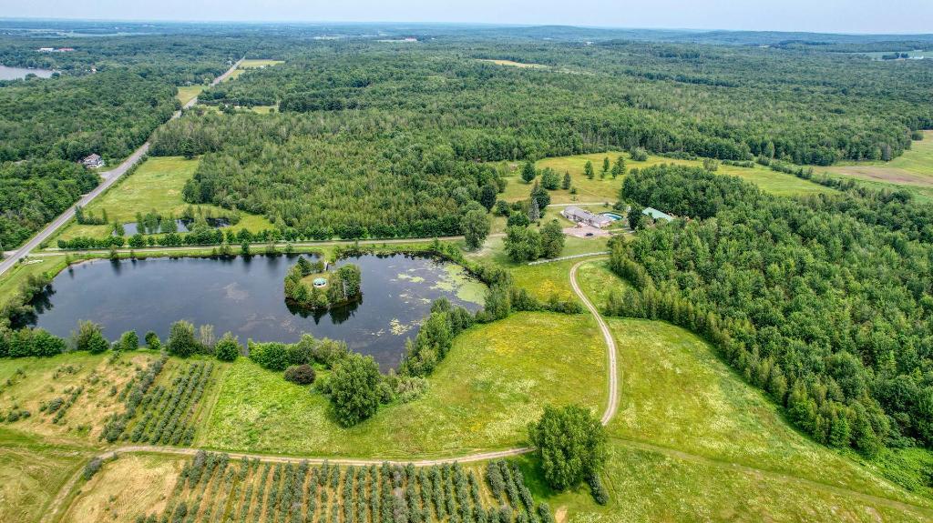 1825 Avenue du Lac Est, Roxton Pond, QC, Canada — photo 2