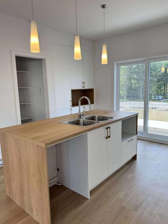 Beau et spacieux 4 1/2 à céder - 1455$ par mois — photo 1