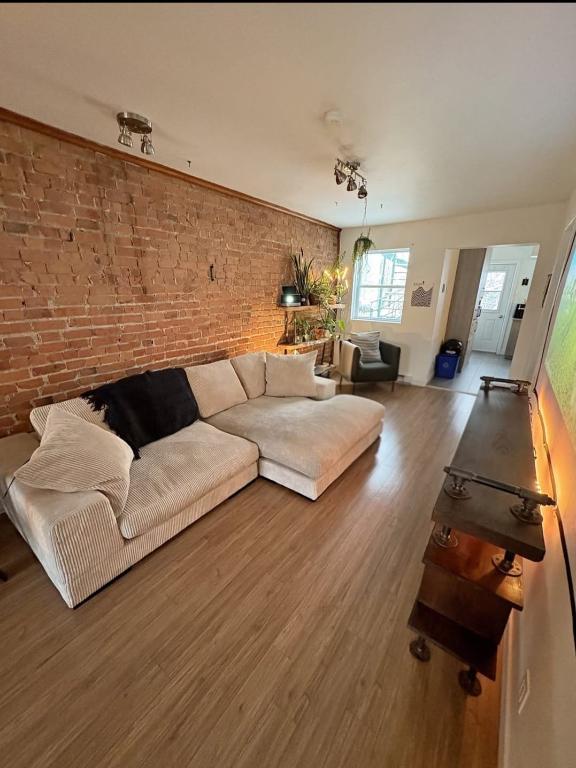 2421 Rue Fullum — photo 1
