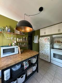 3 1/2 haut de triplex à louer — photo 1