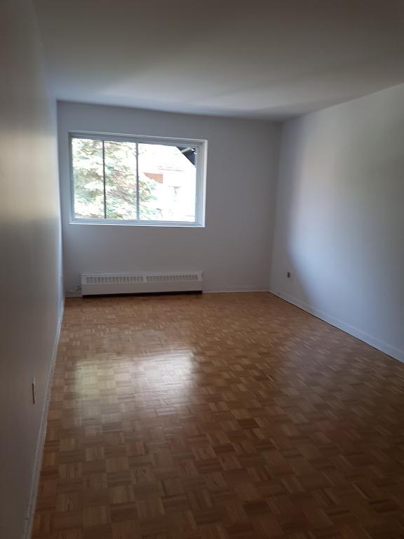1585 Victoria Avenue — photo 2