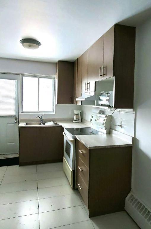 1585 Victoria Avenue — photo 3