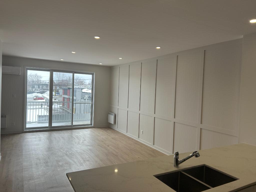 4 ½ Condo luxueux à louer à Vimont Laval. 4