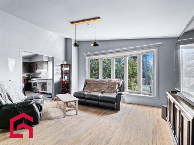 890 47e Avenue — photo 2