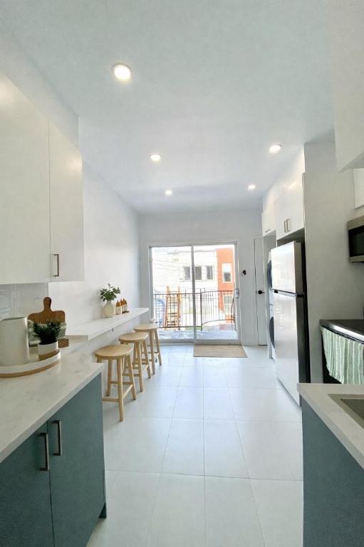 705 Moffat — photo 1