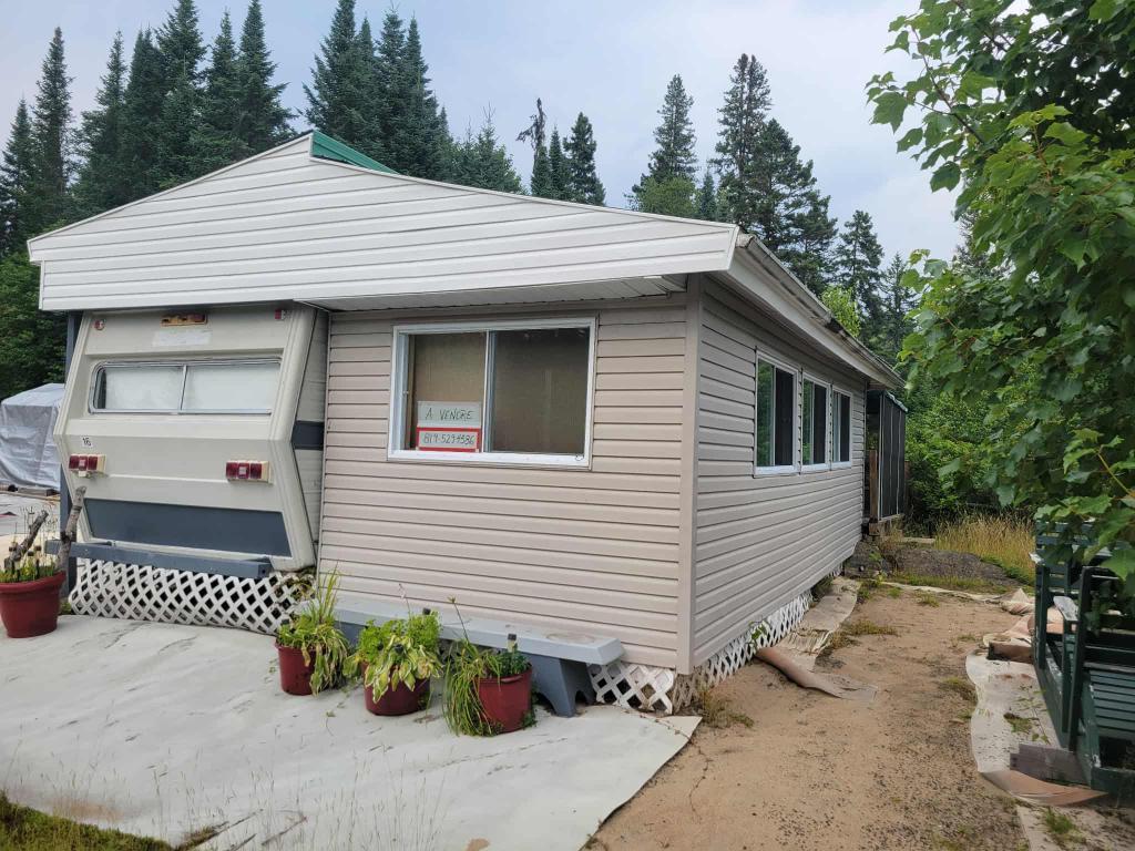 Chalet/Roulotte tout équipée + remise 10'X12' + Tempo pour VTT   *vente rapide pas le temps d'y aller* — photo 1