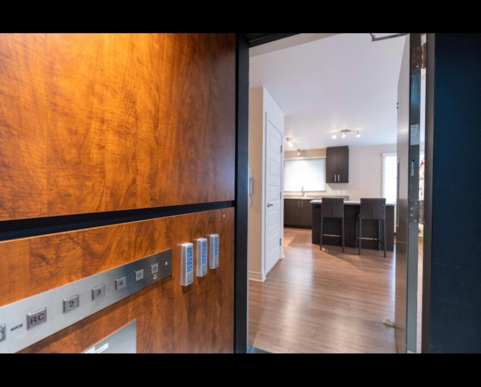 7051 Rue Tourangeau St-Hubert — photo 2