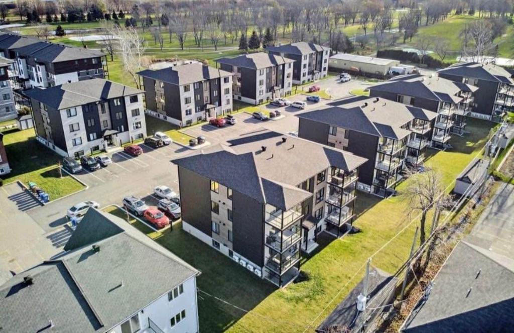 2246 Boulevard du Bord de l'Eau — photo 1