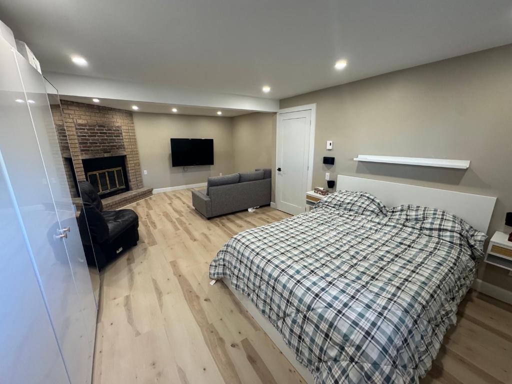 Kirkland basement suite rent ideal female student John Abbott — photo 1