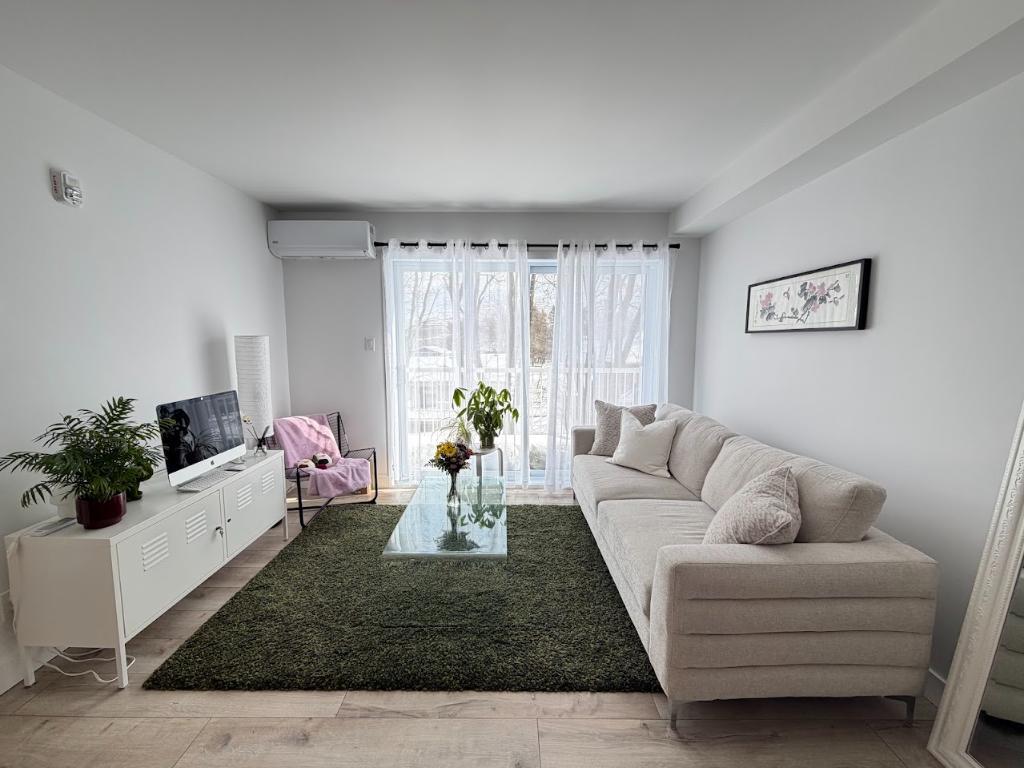 LOGEMENT**3 ½ avec BUREAU et STATIONNEMENT** Ste-Foy 2