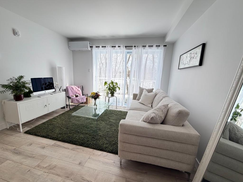 LOGEMENT**3 ½ avec BUREAU et STATIONNEMENT** Ste-Foy 3