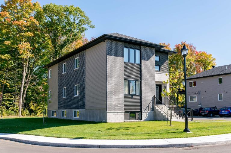 3 CH - 2 SDB - Saint-Jérôme - $1,900 /mo 3