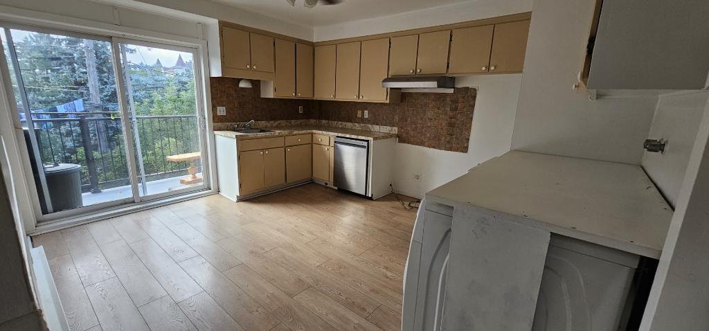 4 1/2 dans Triplex près des Galeries d'Anjou 3