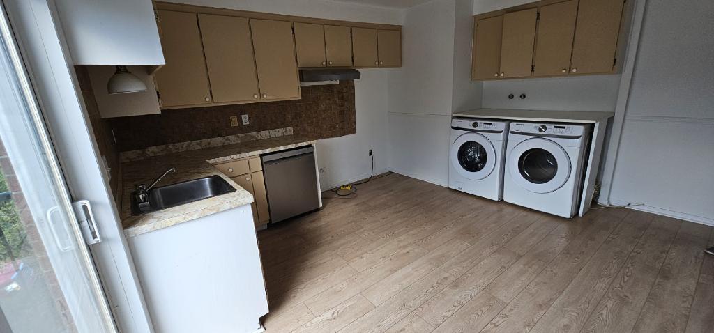4 1/2 dans Triplex près des Galeries d'Anjou 4