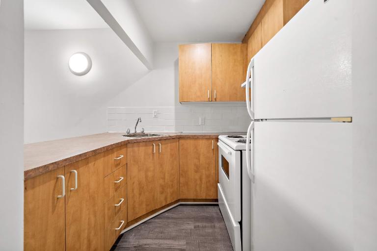 OPPORTUNITÉ RARE | CONDO RÉNOVÉ CENTRE-VILLE – EMPLACEMENT AAA 2