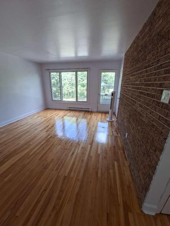Grand 5 et demi, lumineux haut de duplex a louer