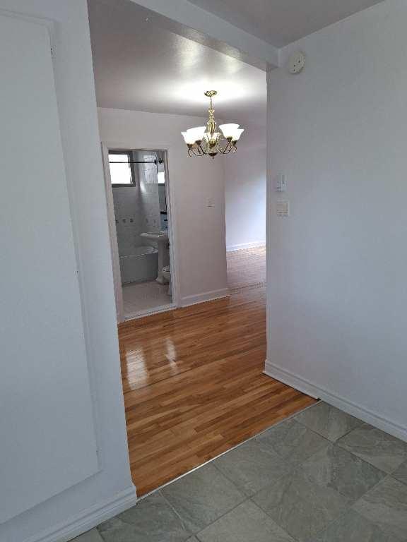 Grand 5 et demi, lumineux haut de duplex a louer 4