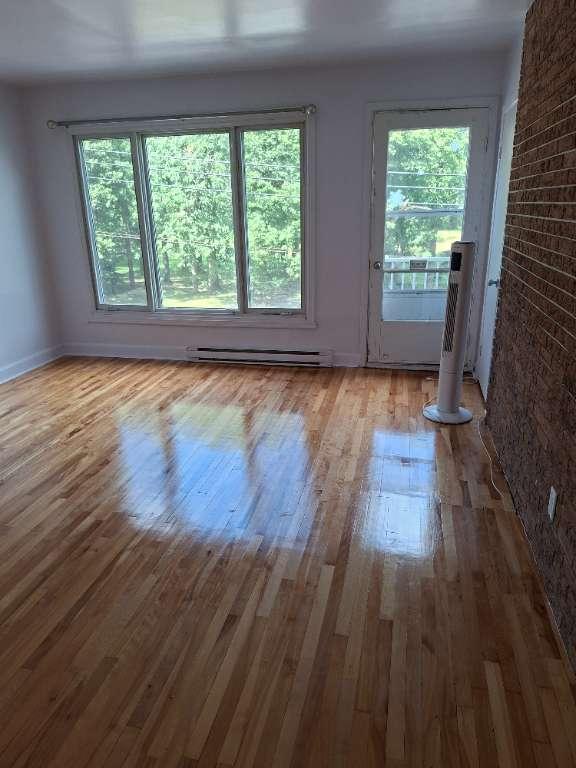 Grand 5 et demi, lumineux haut de duplex a louer 2