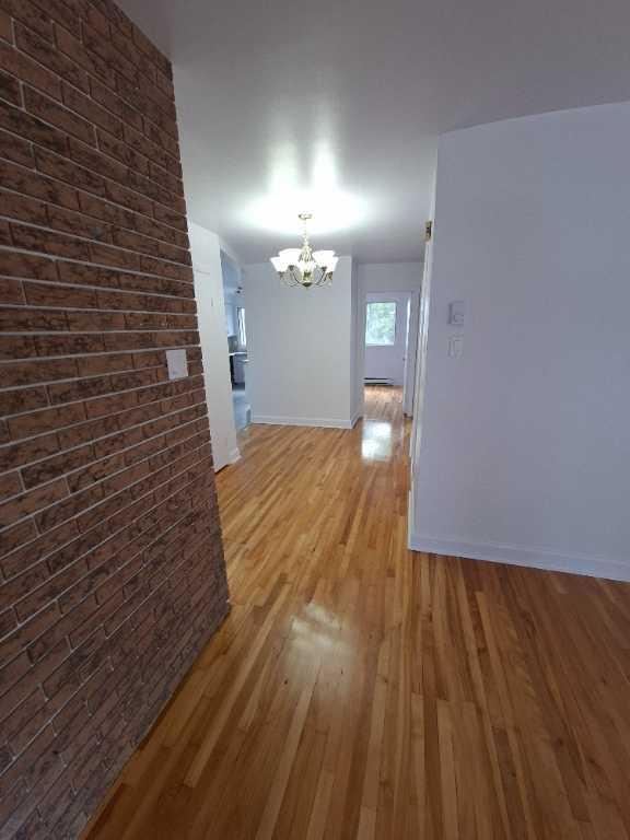Grand 5 et demi, lumineux haut de duplex a louer 3