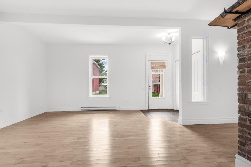 Superbe 6 ½ entièrement rénové – 3 chambres | Immeuble de caractère 3