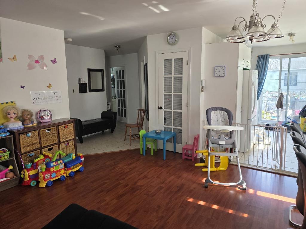 Grand 4 1/2 Au 2e Etage, Climatisé,01 parking privé ***Avec 05 ectrosc INCLUS ****