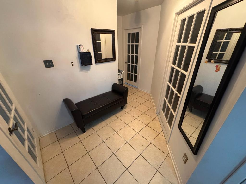 Grand 4 1/2 Au 2e Etage, Climatisé,01 parking privé ***Avec 05 ectrosc  INCLUS **** 2