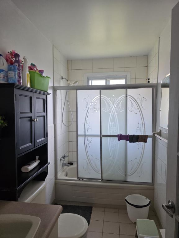 Grand 4 1/2 Au 2e Etage, Climatisé,01 parking privé ***Avec 05 ectrosc  INCLUS **** 3
