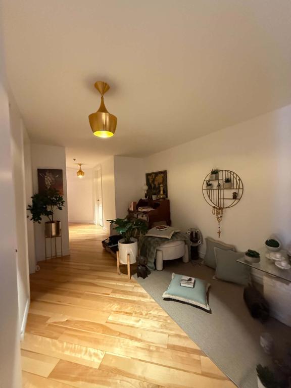 Appartement 4 1/2 PLUS - 2 chambres et 2 salles de bain 5