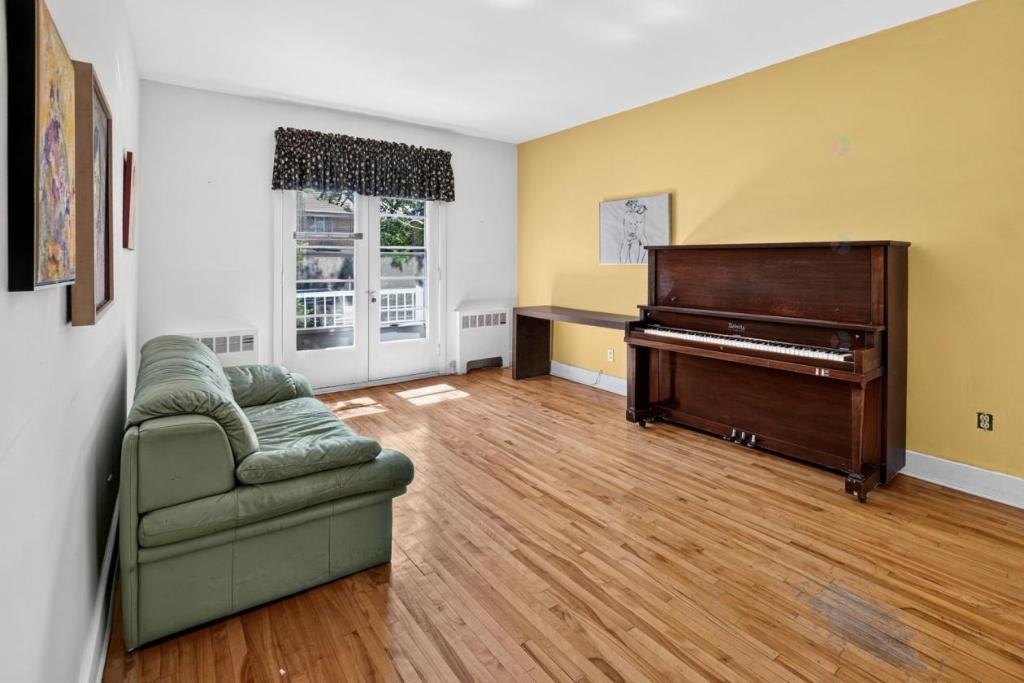 10889 Av. de l'Esplanade, Montréal, QC, Canada — photo 2