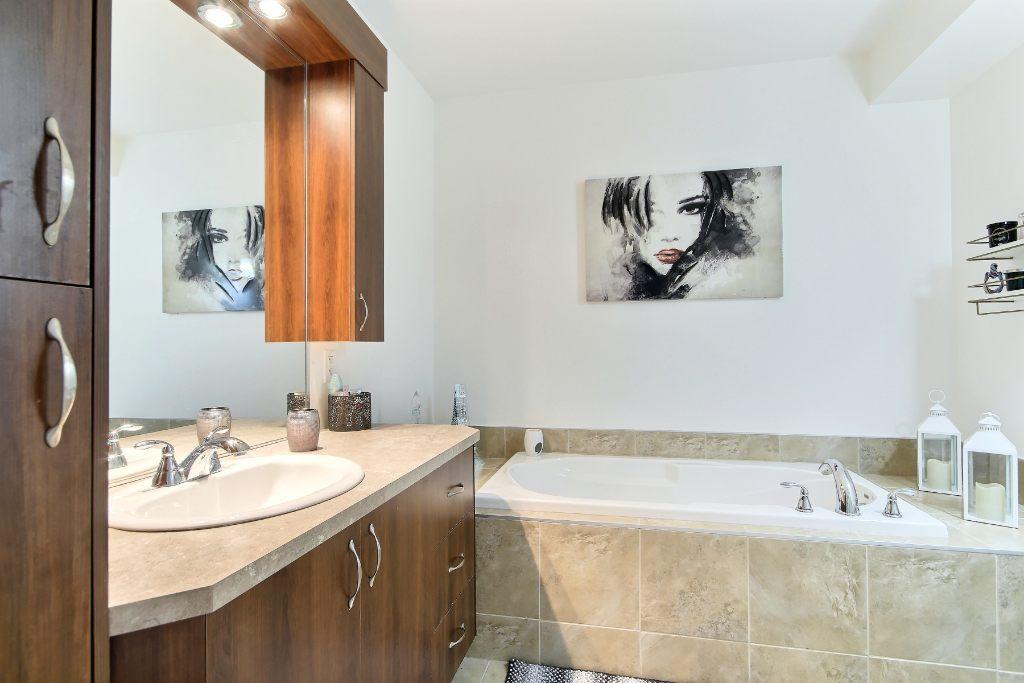 Superbe et spacieux 4½ à louer, rue du Quotidien, Lévis, foyer, climatisé, 2 stationnements 3