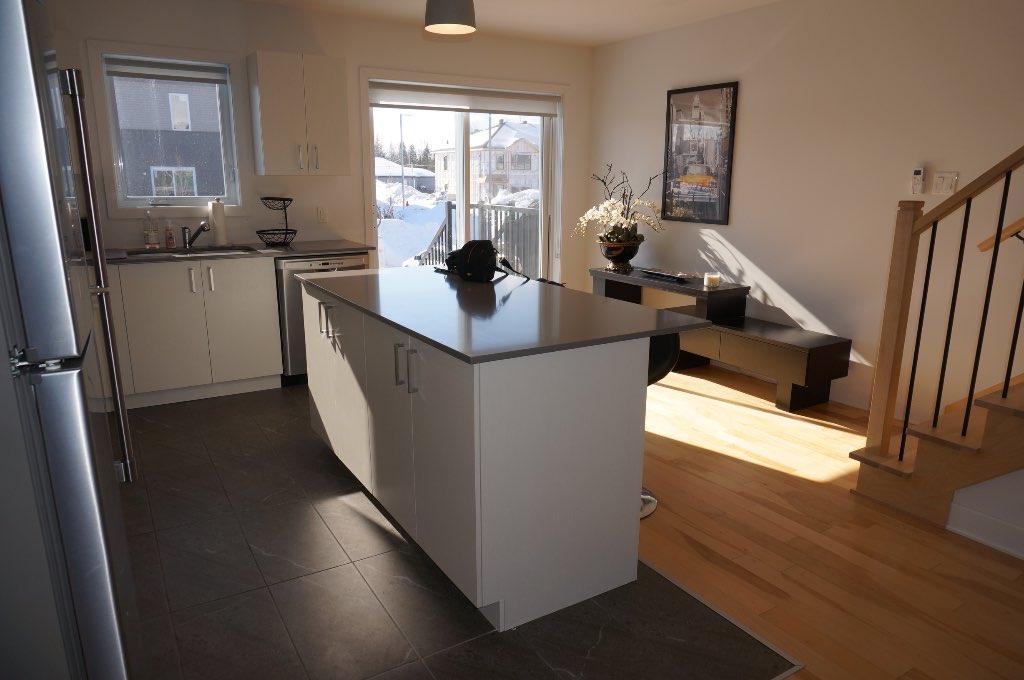Condo sur deux étages 4 1/2 4