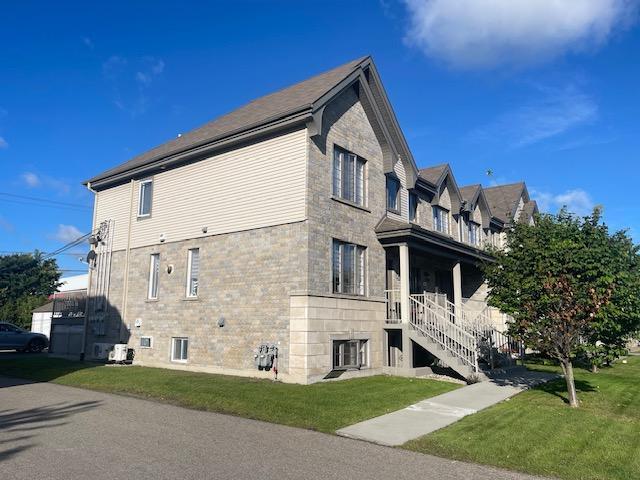 3½ MODERNE À LOUER À LAVAL  – 1 463 $ – DISPONIBLE IMMÉDIATEMENT 2