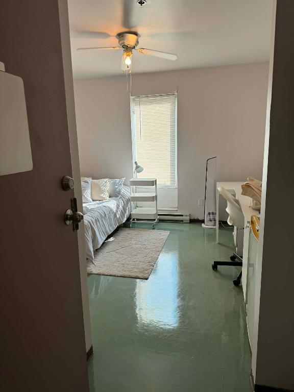 Cession de bail d'une chambre à la résidence Marie Victorin, libre immédiatement, chambre meublée, extrêmement propre. 610 $/Mois tout inclus 5
