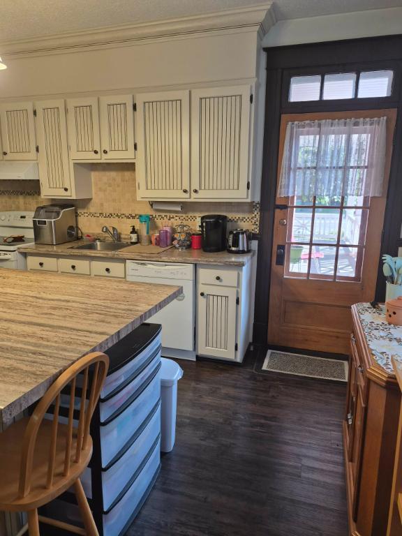 Grand Logement 4 1/2 rez de chausse immeuble centenaire ,centre ville st-jerome 4
