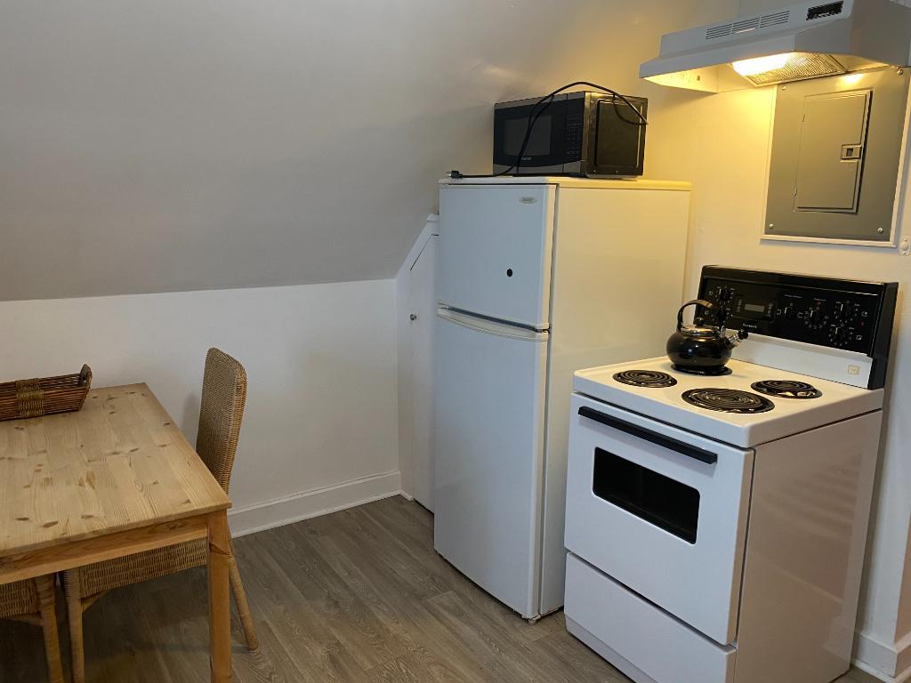 2 ½  Près Cégep - Chauffage, eau chaude, wifi et électroménagers  inclus 3