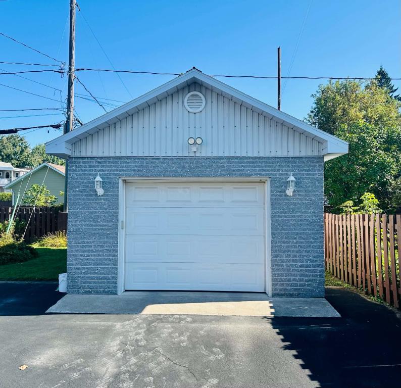 5 1/2 Chauffage, éclairage et garage inclus. 2