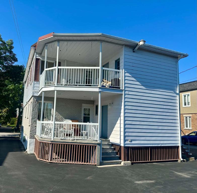 5 1/2 Chauffage, éclairage et garage inclus. 3