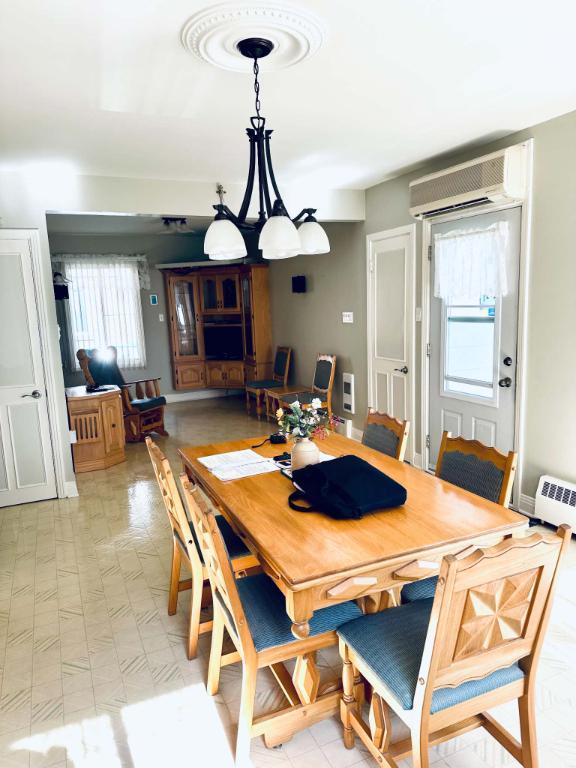 5 1/2 Chauffage, éclairage et garage inclus. 4