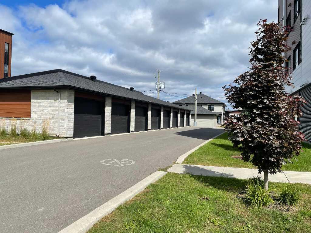 Grand 4 1/2 avec Garage et un 2e stationnement extérieur - Disponible 1er déc. Qualité supérieur 2